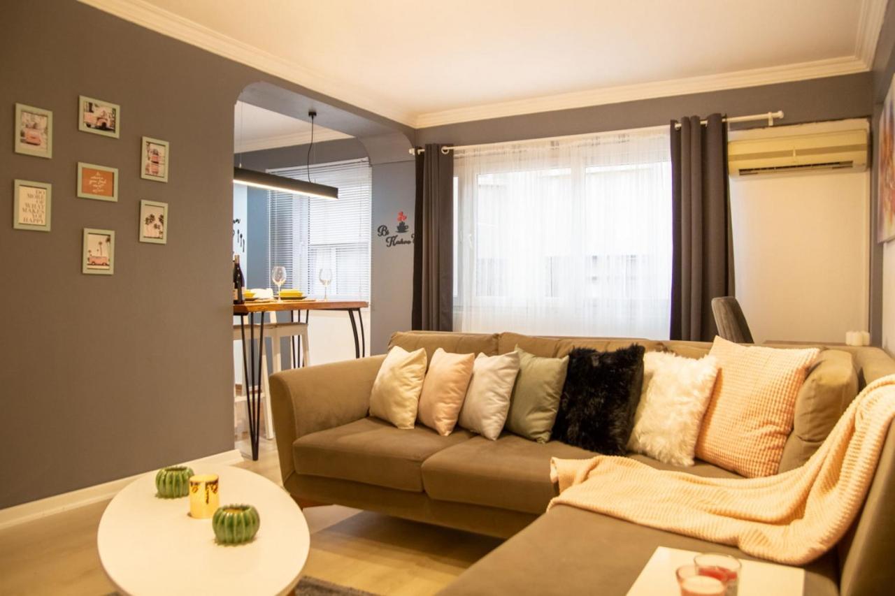 إزمير Amazing Flat Near The Coast With A Delightful Shared Terrace Close To Public Transportation In Karsiyaka المظهر الخارجي الصورة